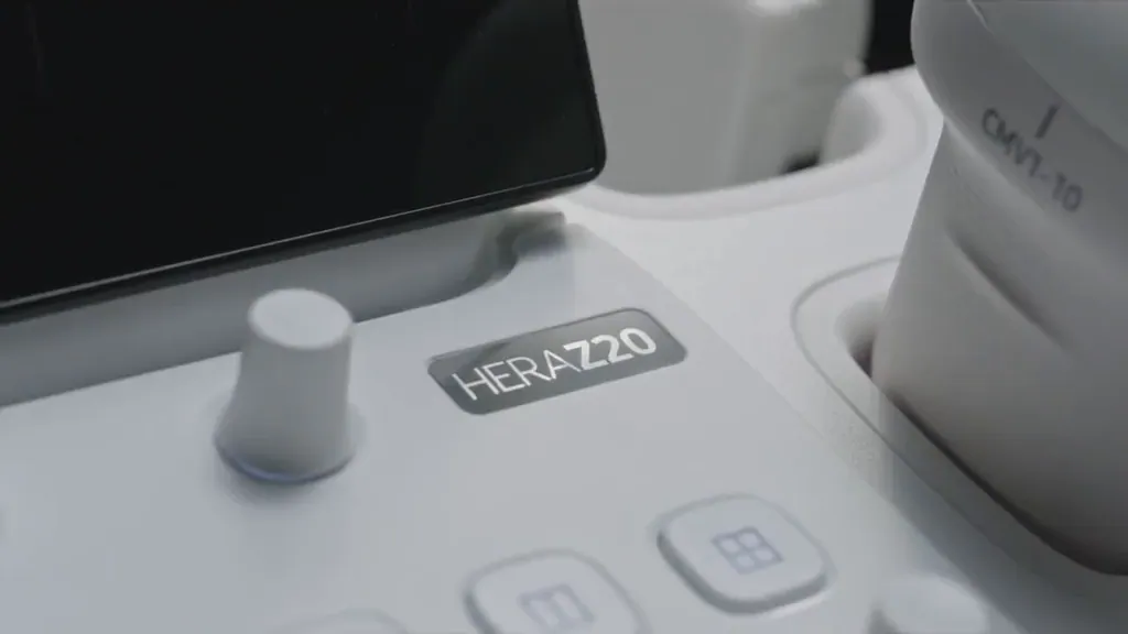 Selo HERA Z20 ao lado da tela sensível ao toque